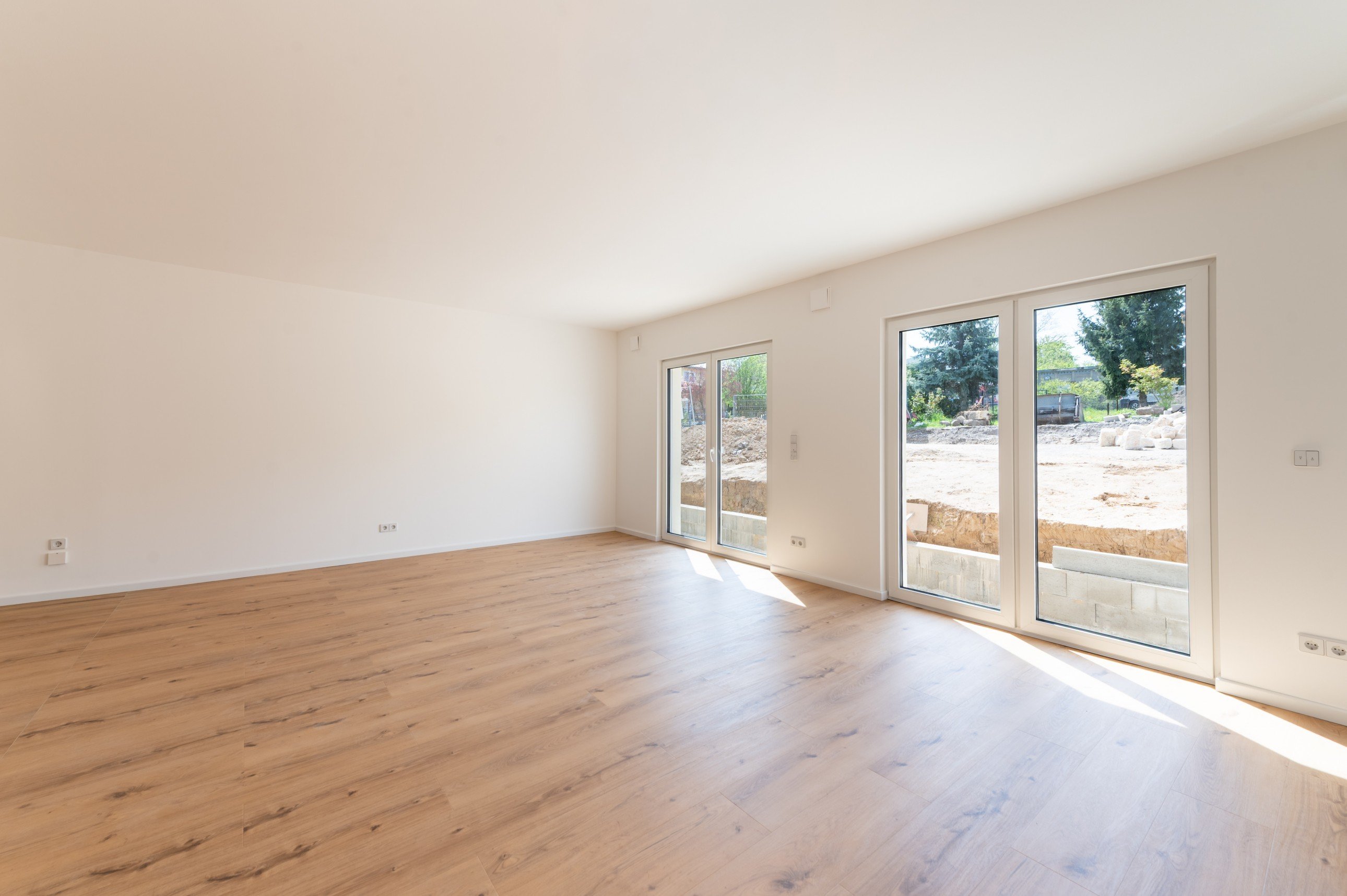 neues Objekt Blick in Wohnzimmer und Treppen ins OG