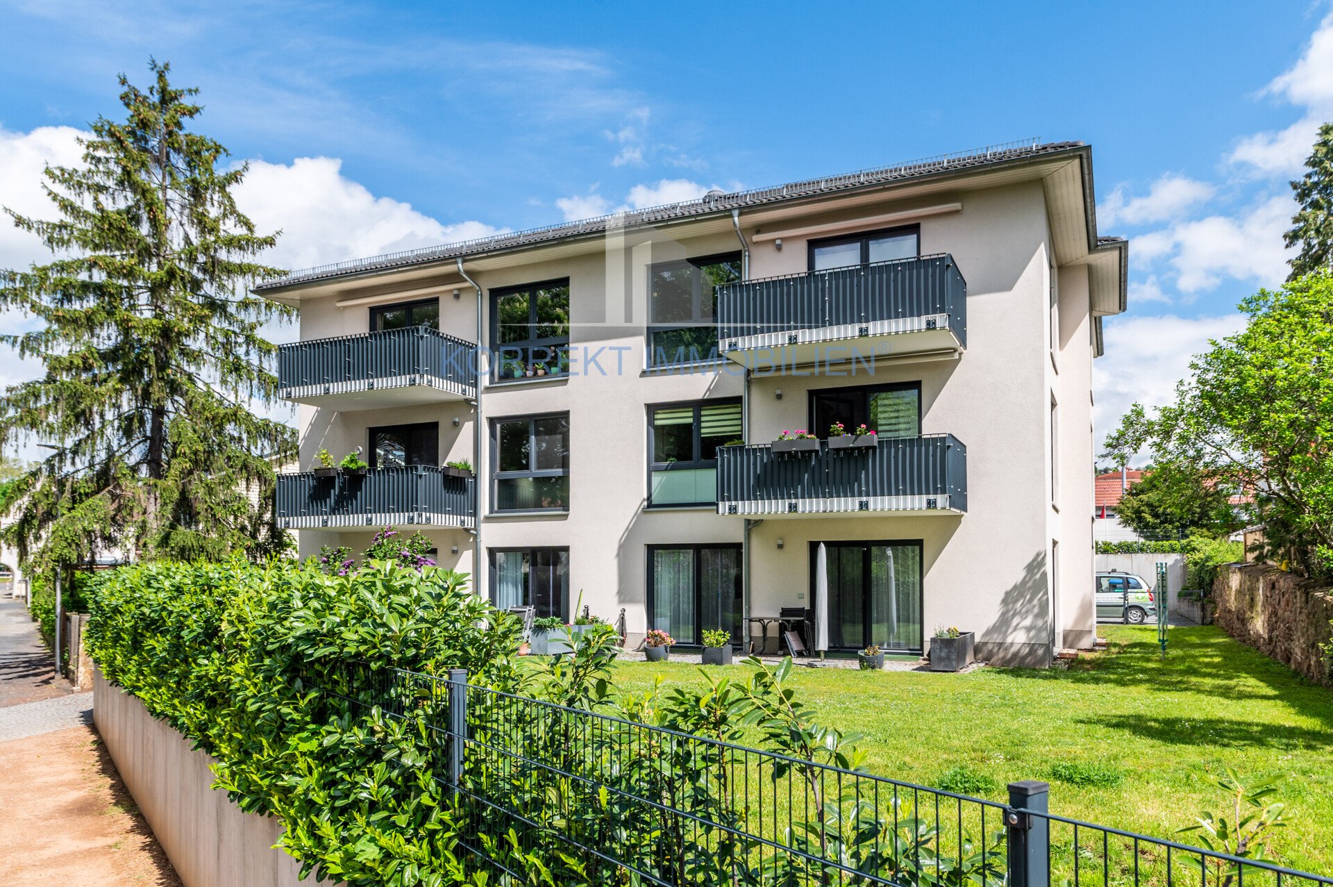 neues Objekt Blick in Wohnzimmer und Treppen ins OG